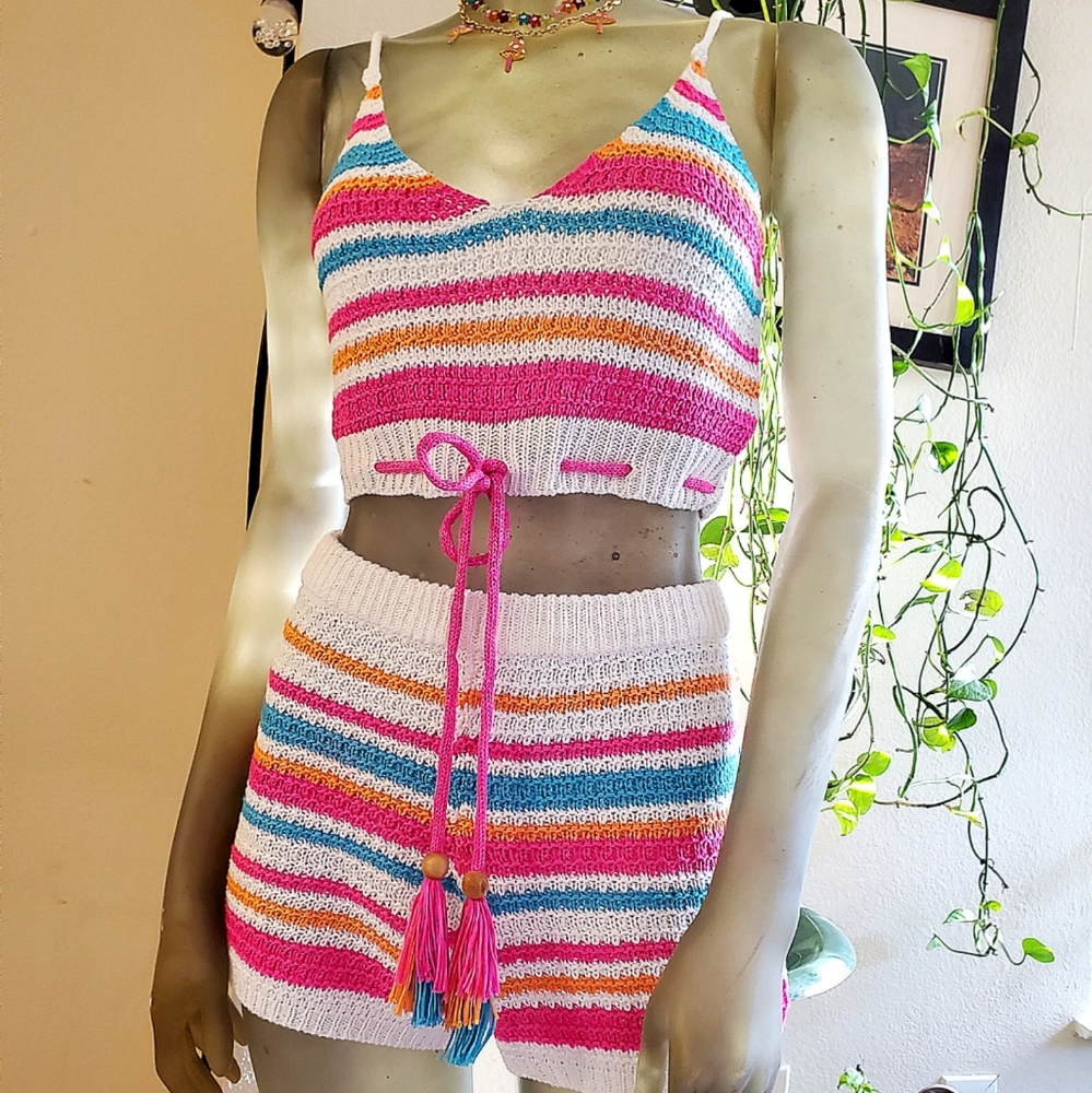 NWT KNITTED SHORT AND CROP TOP SET.